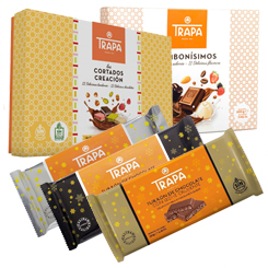 Pack de Navidad Trapa compuesto por tres tabletas de turrón, una caja de Bombonísimos y una caja de Cortados Creación. El complemento perfecto para amantes del chocolate y la Navidad.