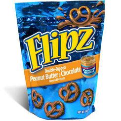 Pack compuesto por 2 bolsas de Nestle Pretzel Flipz Peanut Butter & Milk Chocolate de 113 gr. Deliciosos Pretzels de Chocolate con Crema de Cacahuete.