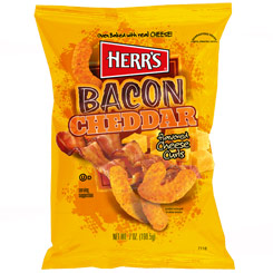 Pack compuesto por dos bolsas de Herr's Bacon Cheddar Cheese Curls de 198 g., snack de maíz tiene la perfecta combinación del delicioso Queso Cheddar y el riquisimo Bacon.