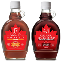 Pack 47 North Maple Syrup. Compuesto por una botella de Amber Maple Syrup y una botella de Very Dark Maple Syrup. El jarabe de arce proviene de árboles que crecen en los bosques prístinos del este de Canadá.