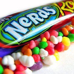 Pack 2 Cajitas de Wonka Holiday Nerds Rope 26 gr. En esta Edición Especial de Navidad los Nerds tienen un delicioso corazón de gominola. 