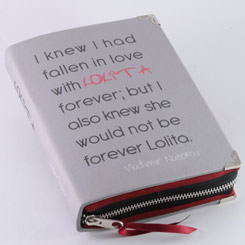 Travieso bolso Clutch realizado a mano con la forma del libro “Lolita” (Lolita Book Clutch). Esta pequeña obra de arte está realizado en tela de algodón con un tratamiento totalmente ecológico.