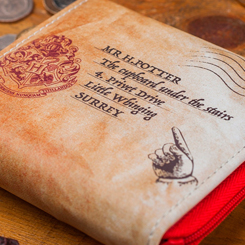 Espectacular monedero de mano oficial con la forma de la carta que Harry Potter recibe de Hogwarts basado en la famosa saga de Harry Potter escrito por la autora británica J. K. Rowling.