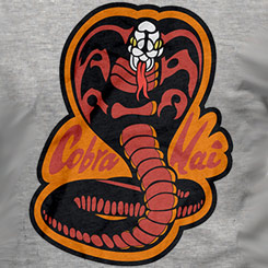 Camiseta oficial de Cobra Kai, basada en  la saga de Karate Kid. Todo un artículo de culto para los amantes del cine de los años 80. Camiseta de alta calidad realizada en algodón 100%.