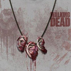 Camiseta llena de sangre con un desagradable colgante hecho con orejas zombies ideado por Daryl Dixon.