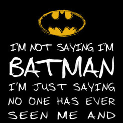 Camiseta Who is Batman con el texto “I’m not saying I’m Batman I’m just saying no one has ever seen me and Batman in the same room together”. La camiseta está inspirada en el famoso personaje de DC Comics. 