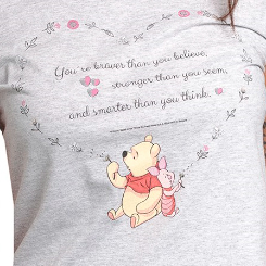 Preciosa Camiseta de Winnie the Pooh basada en el tierno personaje de Walt Disney. Revive las aventuras del famoso personaje de Disney con esta divertida camiseta.