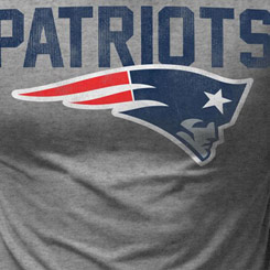 Camiseta New England Patriots basada en la NFL Camiseta de alta calidad realizada en algodón 100%. Revive los mejores momentos de Los New England Patriots el equipo profesional de fútbol americano.