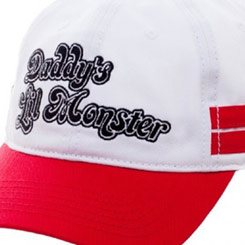 Gorra de baseball oficial del Harley Quinn con el texto Daddy's Lil'Monster, basada en la camiseta que lleva Harley en la película Suicide Squad.