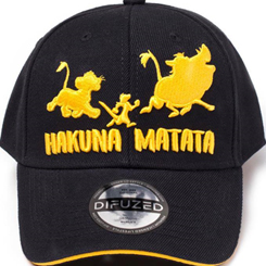 Gorra con el bordado de la famosa escena de Hakuna Matata basada en el famoso clásico de Disney El Rey León. Gorra de alta calidad realizada en acrílico 100%, talla única y ajustable. 