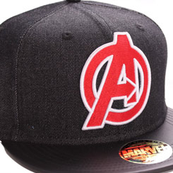 Gorra con el Logo de Los Vengadores bordado en rojo y blanco. La gorra está basada en la popular saga de Marvel, realizada en algodón 100% y de talla ajustable.