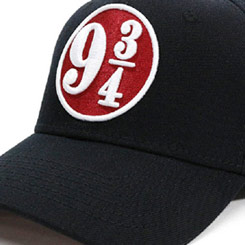 Gorra de baseball con el logo del andén 9¾-del Hogwarts Express basada en la saga de Harry Potter. Disfruta con esta gorra de los magos más famosos de la gran pantalla. 