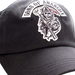 Gorra con el Logo bordado de Sons of Anarchy (Hijos de la Anarquía). La gorra está basada en la popular serie de televisión creada por Kurt Sutter sobre la vida en un club de moteros que opera ilegalmente en Charming.