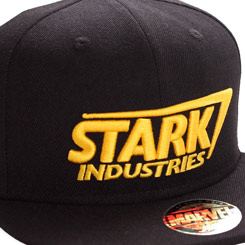 Gorra con el Logo de Industrias Stark bordado en dorado. La gorra está basada en la popular saga Iron Man de Marvel, realizada en algodón 100% y de talla ajustable.