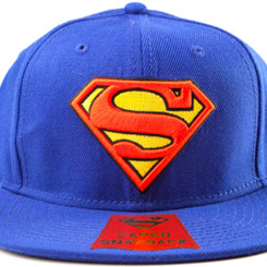 Gorra con el logo de Superman y con capa por la parte trasera, producto oficial de DC Comics “Superman Caped Snap Back“. 