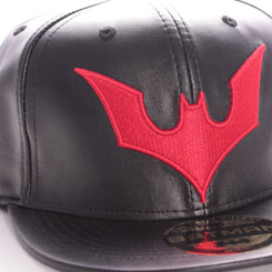 Gorra con el logo Beyond de Batman, producto oficial de DC Comics. Disfruta con esta gorra del Caballero Oscuro con el logo bordado y revive todos los comics clásicos de DC Comics.