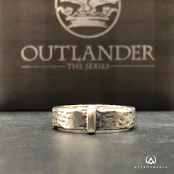 ¡Revive la romántica historia de Claire Beauchamp con el precioso anillo de boda de Claire de la serie de televisión Outlander! Esta pieza de coleccionista es una réplica exacta del anillo que Jamie había creado para Claire 