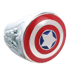 Anillo que reproduce el  indestructible escudo del Capitán América, el héroe por excelencia americano. 