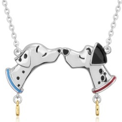 Romántico collar de Perdita y Pongo inspirado en el clásico de 101 Dálmatas de Walt Disney. Este precioso collar está chapado en oro blanco de 14kt con un colgante que tiene el diseño de los protagonistas de 101 Dálmatas.