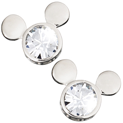 Sumérgete en el corazón de la Colección de Joyería de Disney y luce la magia con estos pendientes con el ícono de Mickey. Los pendientes están realizados en latón rodiado en color plata con cristales.