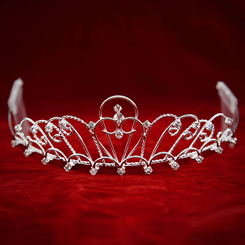 Preciosa tiara Dreams, esta tiara está realizada en metal con incrustaciones de piedras transparentes como en los cuentos de hadas. Tiene unas dimensiones aproximadas de 15 x 16 x 5 cm. 