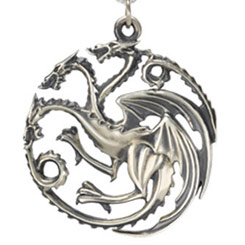 ¡Añade un toque de misterio y sofisticación a tu look con la Réplica Oficial del Colgante Targaryen basado en Juego de Tronos! Confeccionado en plata de alta calidad y un grabado detallado de un dragón tricéfalo