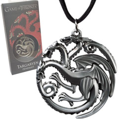 Réplica Oficial del Colgante Targaryen Sigil Costume basado en la serie de Televisión de Juego de Tronos. El colgante está realizado en metal, con el grabado de un dragón tricéfalo.