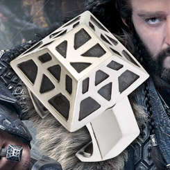 Completa tu colección de joyas de “The Hobbit”, aquí tienes el famoso anillo realizado en plata de Thorin Oakenshield. El anillo viene en un estuche de madera con el logo de la película.