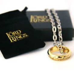 Réplica del Anillo Único aparecido en la trilogía de El Señor de los Anillos, el anillo esta chapado en oro e incluye una cadena realizada en metal.