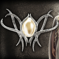Precioso broche The Brooch perteneciente a Galadriel, personaje perteneciente a la saga de The Hobbit, realizado en metal chapado en plata, toda una pieza de coleccionista
