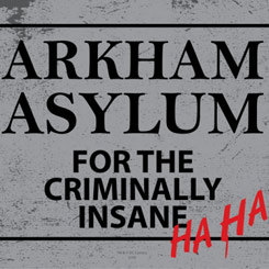 Espeluznante placa metálica del Manicomio Arkham basada en el famoso personaje de DC Comics Batman. Decora tu rincón más tétrico con esta placa del manicomio más famoso de la firma DC,