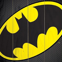 Póster Oficial realizado en madera del Logo de Batman, el Póster tiene un tamaño aproximado de 40 x 60 cm.