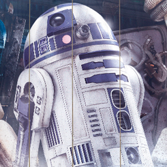 Precioso Póster realizado en madera de R2-D2, el Póster tiene un tamaño aproximado de 40 x 60 cm., decora tu espacio preferido con un toque retro con este lienzo realizado en madera basado en la fantástica saga de George Lucas. 
