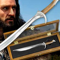 Réplica en miniatura de la espada Orcrist de Thorin Oakenshield de la película El Hobbit: Un Viaje Inesperado, ideal como abrecartas para el escritorio.