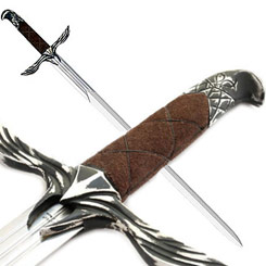 Espectacular espada de Altair de Assassin's Creed con la hoja realizada en acero de alto carbono con el pomo en forma de la cabeza de águila, guardamanos con alas y el mango envuelto en ante. 