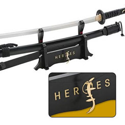 Katana Oficial de Hiro de la serie Heroes, realizada con 1065 laminas de acero. Incluye vaina, soporte y medallón Hélice.