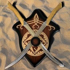 Réplica oficial de las dagas utilizadas por Legolas en la trilogía de películas de "El Señor de los Anillos" de Tolkien. Empuñaduras realizadas en madera con incrustaciones metálicas