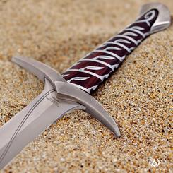 Réplica oficial de la espada Sting (Dardo) utilizada por Frodo en la trilogía de películas de El Señor de los Anillos. Realizada en acero de 420º, mide aproximadamente 56 cm. de longitud.