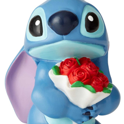 Romántica figura de Stitch con flores basada en la película Lilo & Stitch del año 2002 de Walt Disney. Esta preciosa figura vemos a Stitch con un corazón, la figura tiene unas dimensiones aproximadas de 6 x 9 x 6 cm.,