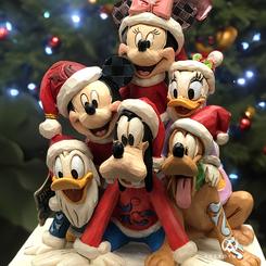 ¡Celebremos la magia de la Navidad con una obra maestra de Jim Shore! Esta preciosa figura captura el espíritu festivo de los queridos personajes de Walt Disney mientras se toman la típica foto navideña. 