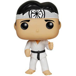 Figura de Daniel Larusso realizada en vinilo perteneciente a la línea Pop! de Funko. La figura tiene una altura aproximada de 10 cm., y está basada en la película Karate Kid.