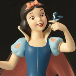 Disfruta de toda la aventura del Clásico de Disney Blancanieves y los 7 Enanitos con este estupendo busto de Blancanieves.