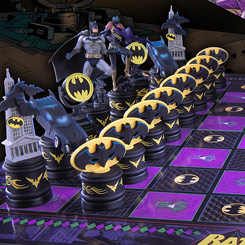 Réplica oficial del ajedrez Batman - Dark Knight vs Joker basado en los comics de DC Comics. Esta recreación del tablero de ajedrez tiene unas dimensiones de 47 x 47 cm.,