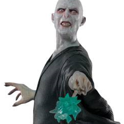 Figura oficial de Voldemort basada en la película de Harry Potter y el cáliz de fuego. La figura está realizada en polystone con unas dimensiones aproximadas de 20 x 14 x 24 cm.