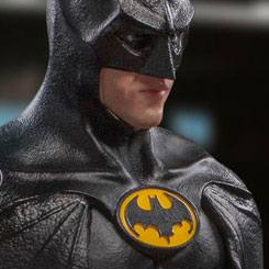 Figura Limitada de Batman representado por el actor Michael Keaton en la película realizada por Warner Bros. en 1989 “Batman”. La figura está realizada en poliresina y pintada a mano, la figura tiene unas altura aproximada de 22 cm.