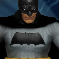 Figura Batman The Dark Knight Return basada en el popular personaje de DC Comics. Figura fabricada en ABS, PVC y tela. Mide aproximadamente 21 cm. 