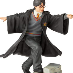 Figura oficial Harry Potter Year One Wizarding World basada en la fabulosa saga creada por J. K. Rowling. Esta preciosa figura realizada en resina tiene unas dimensiones aproximadas de 19 x 15 x 18 cm.