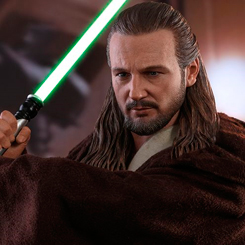 Figura Edición Limitada Movie Qui-Gon Jinn realizado por la firma Hot Toys para Star Wars, la figura con más de 30 puntos de articulación hace casi posible cualquier posición.