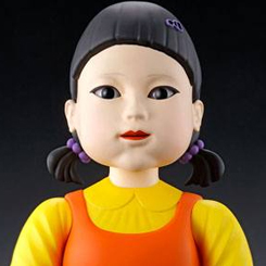 ¡La impactante muñeca Young-hee del primer episodio de la exitosa serie de Netflix "Squid Game" se une a TAMASHII Lab! Con una cabeza giratoria motorizada y reproducción de sonidos
