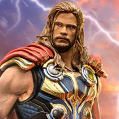 Sobre un pedestal de montaña rocosa, empuñando la poderosa y encantada hacha Stormbreaker, el Hijo de Odín aparece con su nueva armadura asgardiana en tonos de azul, negro y dorado